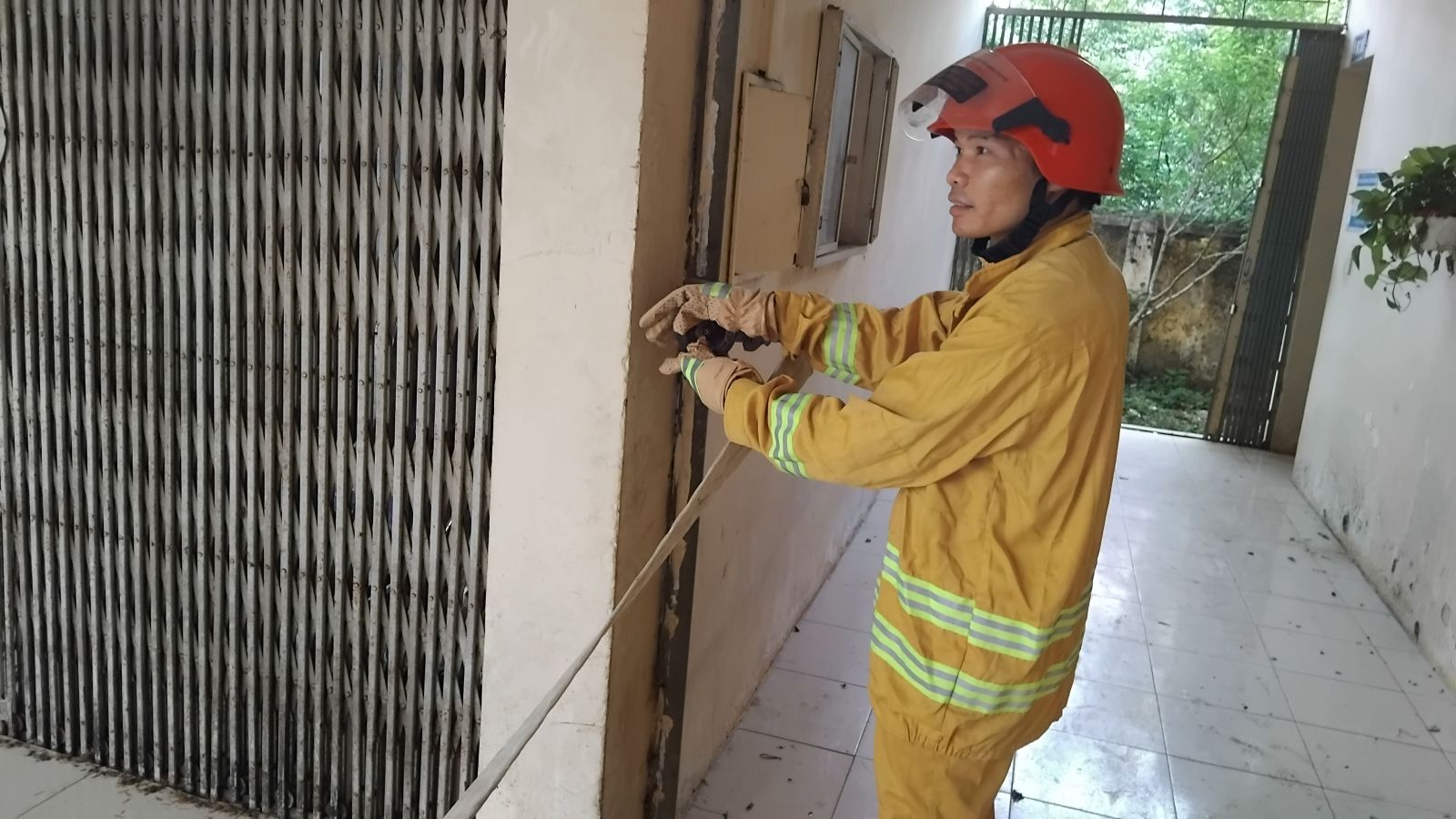 TRƯỜNG THPT HÒA BÌNH TỔ CHỨC THỰC TẬP PHƯƠNG ÁN PHÒNG CHÁY CHỮA CHÁY VÀ CỨU NẠN CỨU HỘ NĂM 2025