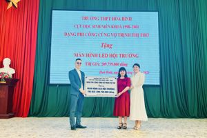 Cựu học sinh về trường tặng quà hướng tới kỷ niệm 50 năm thành lập trường THPT Hòa Bình (15/10/1973 - 15/10/2023)