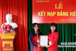 Chi bộ Trường THPT Hòa Bình tổ chức kết nạp đảng viên là Học sinh đầu tiên